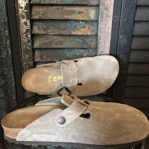 Taupe suede Birkenstock Boston’s. Size 39 NARROW